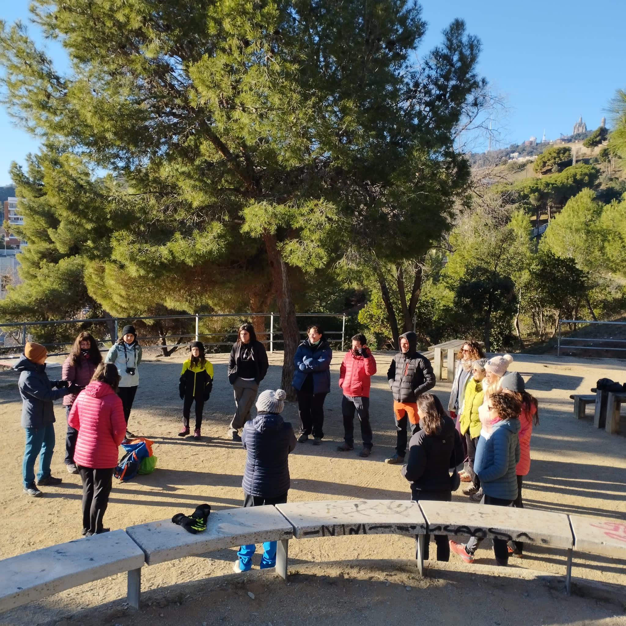 Grupo de personas asitiendo a una formacion teorica en un parque